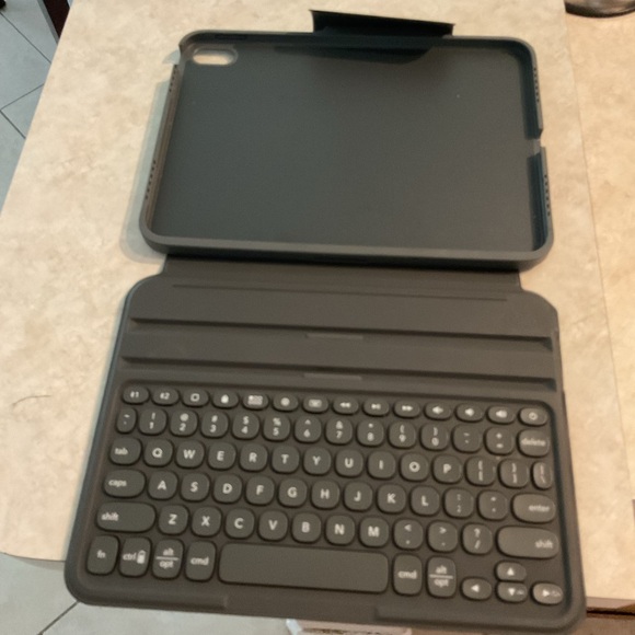 iPad 10.9 inch.10th generation keyboard case - Picture 2 of 3